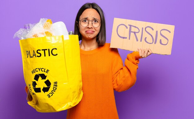 Junge Hispanis Frau. Recycling-Konzept