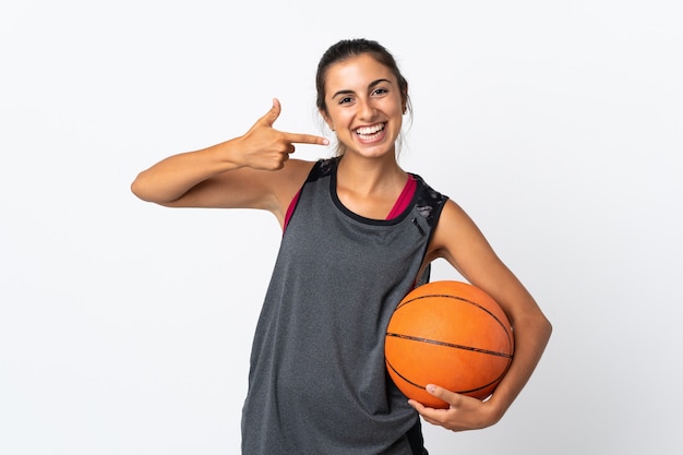 Junge hispanische Frau, die Basketball spielt, isoliert
