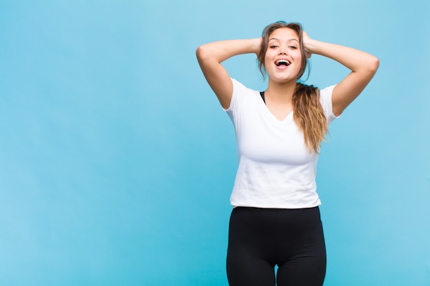 Junge hispanische Frau, die glücklich, sorglos, freundlich und entspannt aussieht und das Leben und den Erfolg mit einer positiven Einstellung genießt