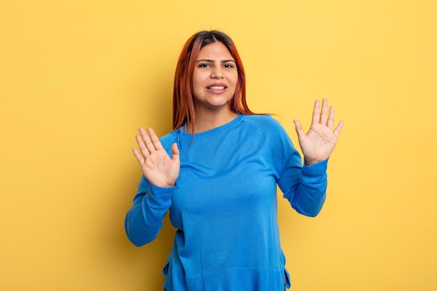 Junge hispanische Frau, die nervös, ängstlich und besorgt aussieht und sagt, nicht meine Schuld oder ich habe es nicht getan