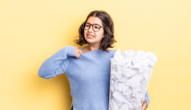 Junge hispanische Frau, die sich gestresst, ängstlich, müde und frustriert fühlt, scheitert am Müllkonzept