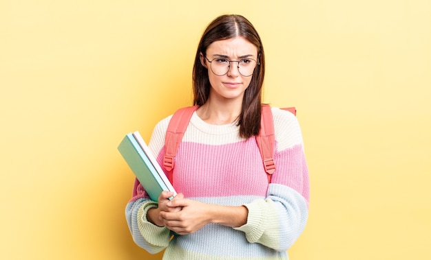 Junge hispanische Frau, die traurig, verärgert oder wütend ist und zur Seite schaut. studentisches Konzept