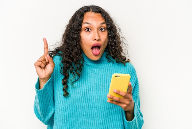 Junge hispanische Frau mit Handy isoliert auf weißem Hintergrund mit einem Ideeninspirationskonzept