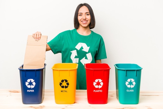 Junge hispanische Frau Recycling Karton isoliert auf weißem Hintergrund