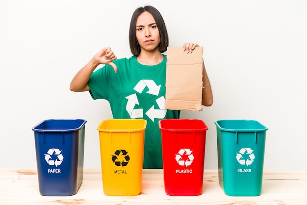 Junge hispanische Frau Recycling Karton isoliert auf weißem Hintergrund