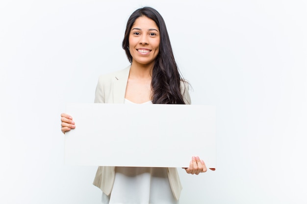 Junge hispanische hübsche Frau mit einem Plakat