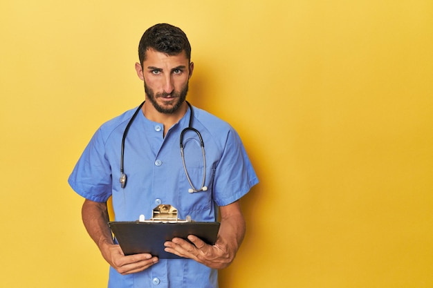 Foto junge hispanische krankenschwester hält einen medizinischen bericht in der hand