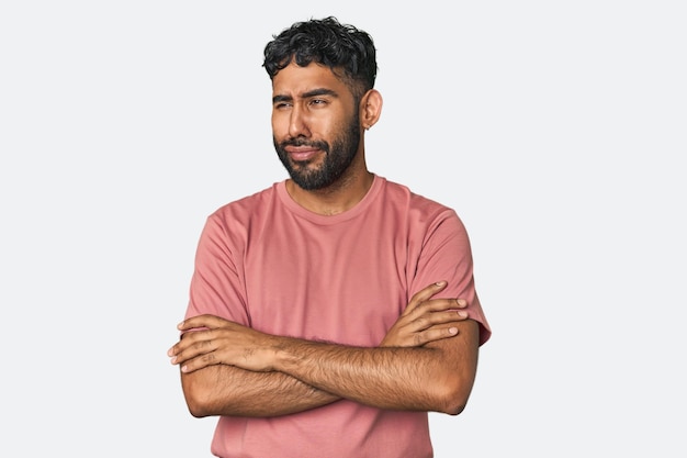 Junge hispanische Mann isoliert verdächtig unsicher untersucht Sie