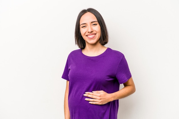 Junge hispanische schwangere Frau isoliert auf weißem Hintergrund lachend und Spaß habend