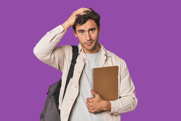 Junge hispanische Studentin mit Notizbuch, die schockiert ist, hat sich an ein wichtiges Treffen erinnert.