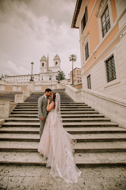 Junge Hochzeitspaare auf spanischer Treppe in Rom