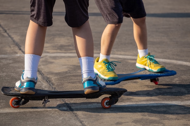 Junge hockte ausgeglichen auf seinem Skateboard