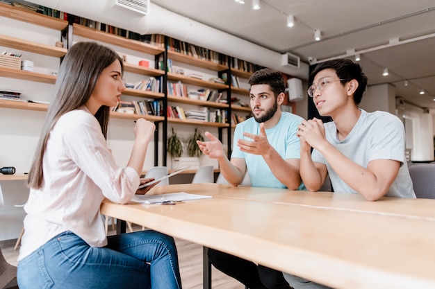 Junge homosexuelle Paare im Grundstücksmaklerbüro