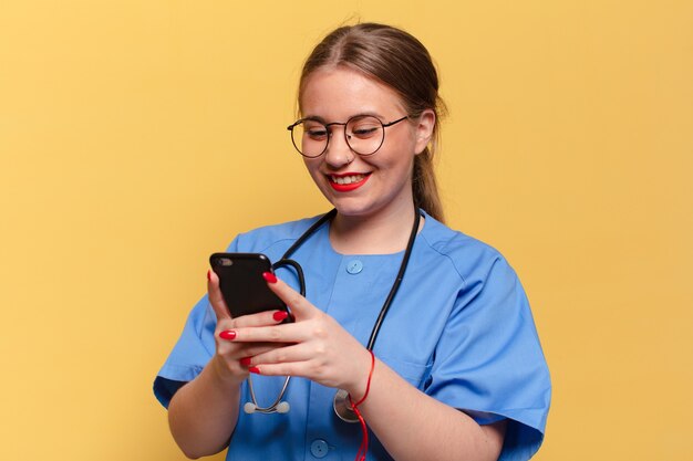 Junge hübsche ärztin mit smartphone