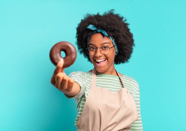 Junge hübsche Afro-Frau mit einem Donut