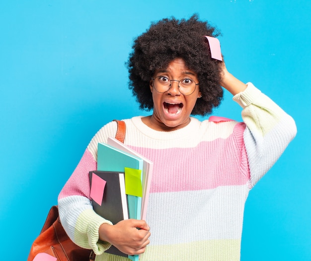 Junge hübsche Afro-Studentin