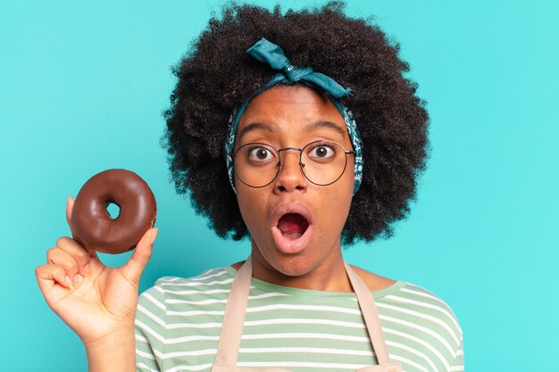 Foto junge hübsche afrofrau mit donut