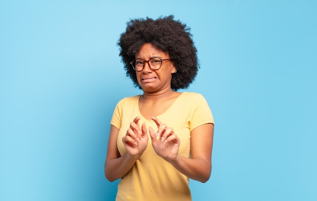 junge hübsche Afrofrau