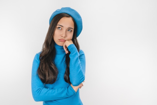 Junge hübsche Asiatin mit lässigem, stylischem blauem Look, die sich langweilt