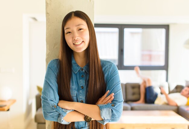 Junge hübsche asiatische Frau, die glücklich lacht