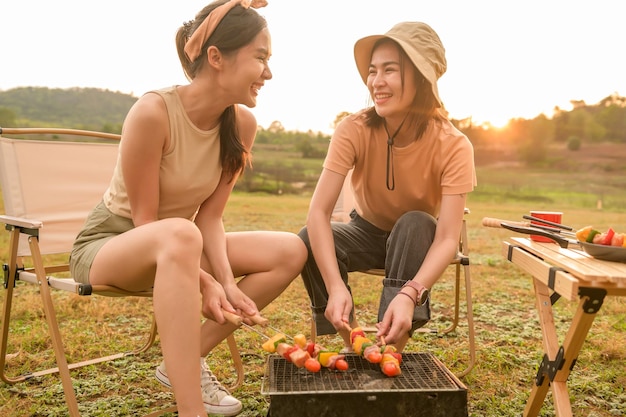 Junge hübsche asiatische Frau genießt Camping