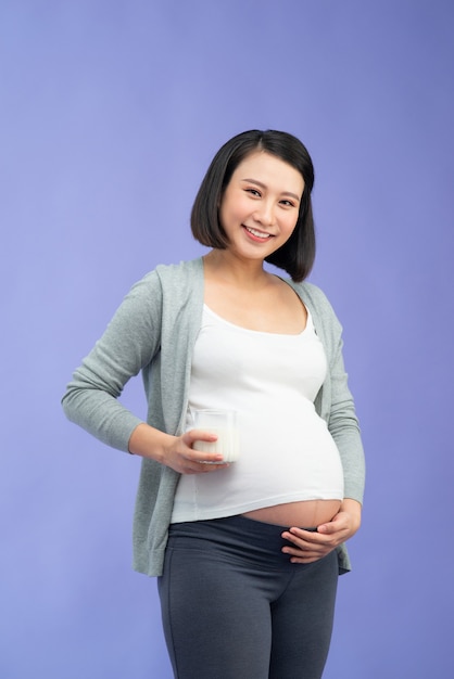 Junge hübsche asiatische schwangere Frau