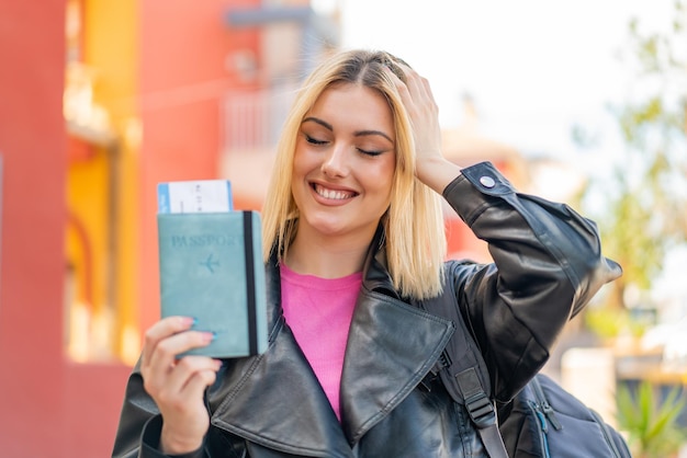 Foto junge, hübsche blonde frau im freien