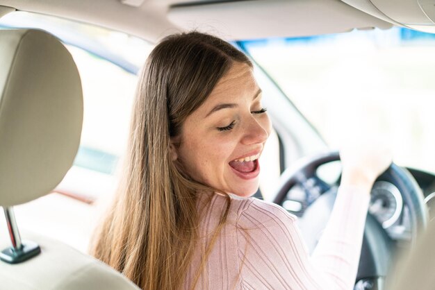 Junge hübsche blonde Frau in einem Auto