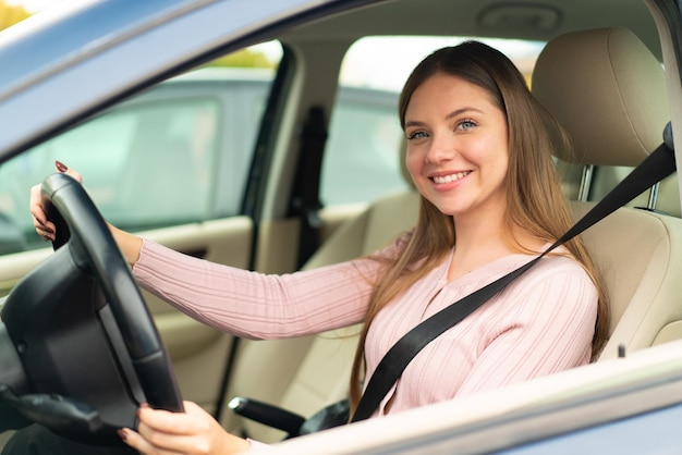 Junge hübsche blonde Frau in einem Auto