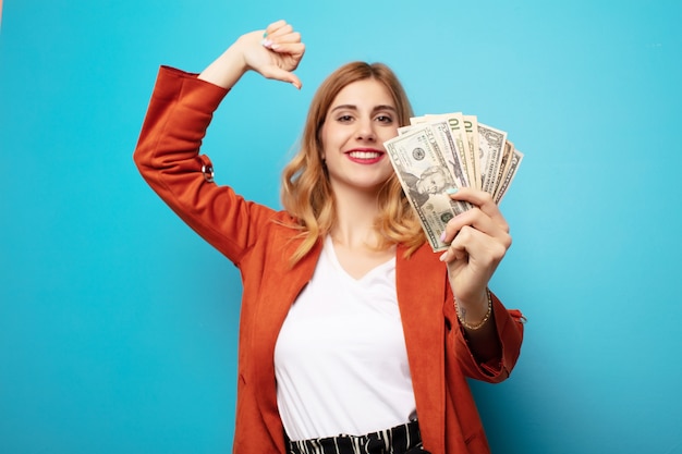 Junge hübsche blonde Frau mit Banknoten