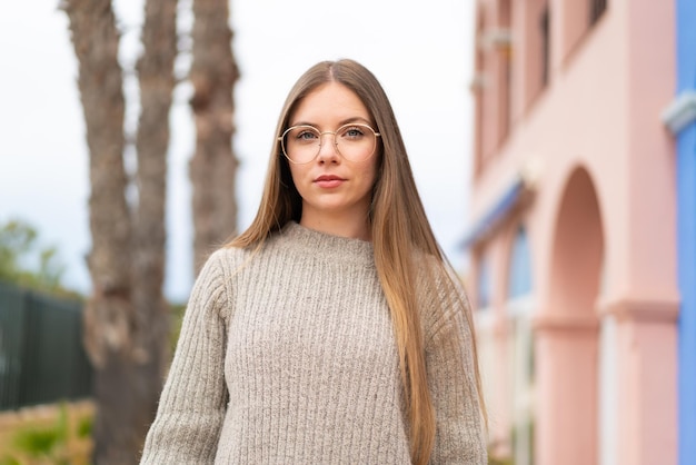 Junge hübsche blonde Frau Portrait