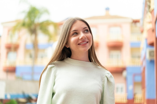 Junge hübsche blonde Frau Portrait