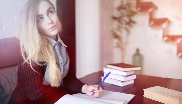 Foto junge hübsche blonde studentin vor dem unterricht