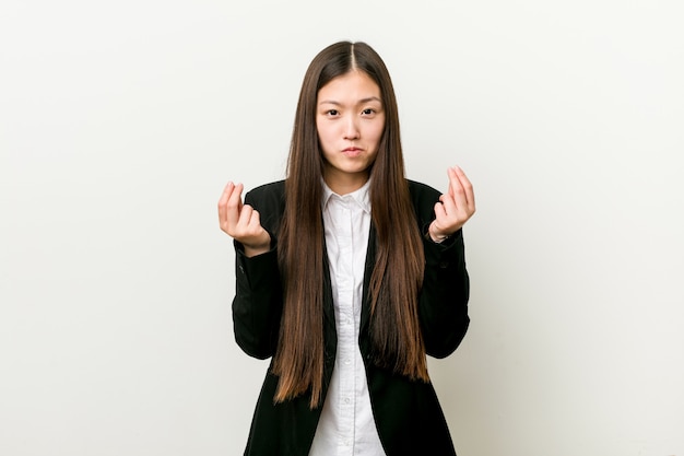 Junge hübsche chinesische Geschäftsfrau, die zeigt, dass sie kein Geld hat.