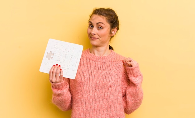 Junge hübsche Frau, die arrogant, erfolgreiches, positives und stolzes Puzzle-Konzept aussieht