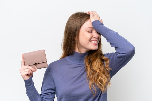 Junge hübsche Frau, die Brieftasche isoliert auf weißem Hintergrund hält, hat etwas erkannt und beabsichtigt die Lösung