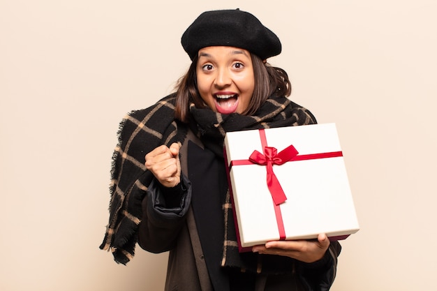 junge hübsche frau, die ein geschenk hält