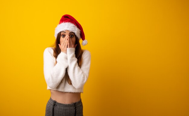 Junge hübsche Frau, die Geschenk sehr erschrocken hält und Angst versteckt