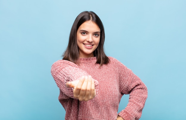 Junge hübsche Frau, die glücklich, erfolgreich und selbstbewusst ist, sich einer Herausforderung stellt und sagt, bringen Sie es auf! oder dich begrüßen