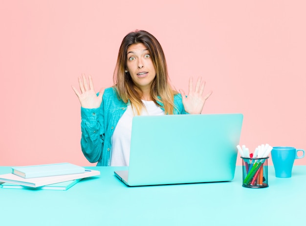 Junge hübsche Frau, die mit einem Laptop schaut nervös, besorgt und betroffen arbeitet und sagt nicht meine Schuld