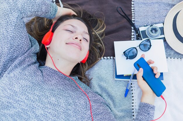 Junge hübsche Frau, die Musik hört