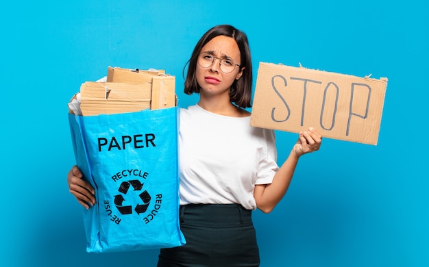 Junge hübsche Frau, die recycelt. cecycling Konzept