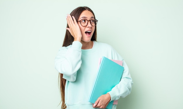 Junge hübsche Frau, die sich glücklich, aufgeregt und überrascht fühlt. Universitätsstudent