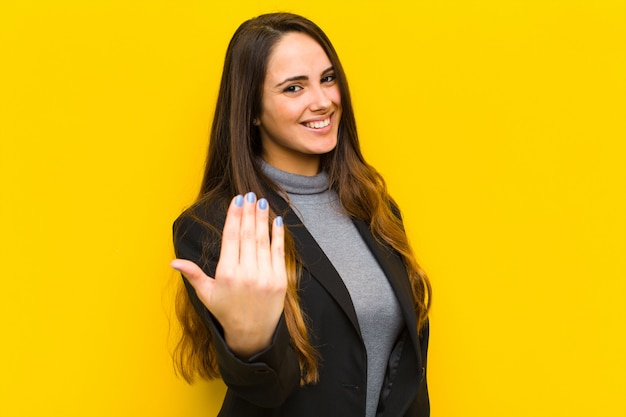 Junge hübsche Frau, die sich glücklich, erfolgreich und selbstbewusst fühlt, sich einer Herausforderung stellt und sagt, bringen Sie es auf! oder begrüßen Sie Job oder Geschäftskonzept