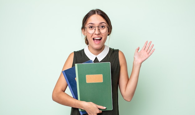 junge hübsche frau, die sich glücklich fühlt, überrascht, eine lösung oder idee zu realisieren. Hochschulkonzept