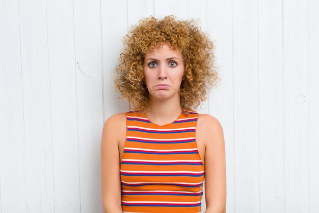 Foto junge hübsche frau, die sich traurig und gestresst fühlt, verärgert wegen einer schlechten überraschung, mit einem negativen, ängstlichen blick