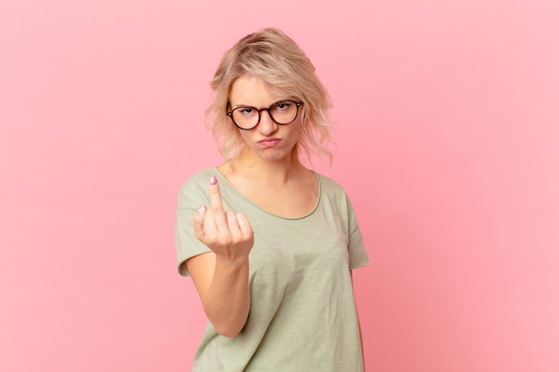 Foto junge hübsche frau, die sich wütend, verärgert, rebellisch und aggressiv fühlt