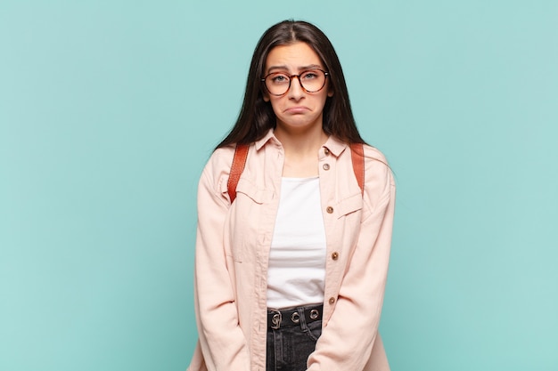 Junge hübsche Frau, die traurig und gestresst ist, verärgert wegen einer schlechten Überraschung, mit einem negativen, ängstlichen Blick. studentisches Konzept