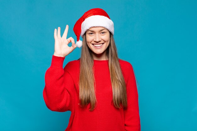 Junge hübsche Frau, die Weihnachtskleidung trägt