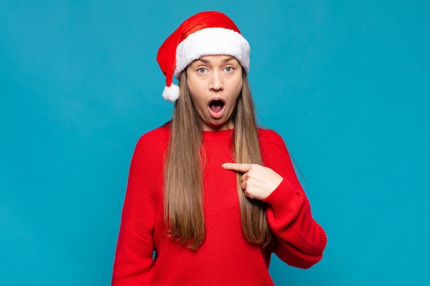 Junge hübsche Frau, die Weihnachtskleidung trägt